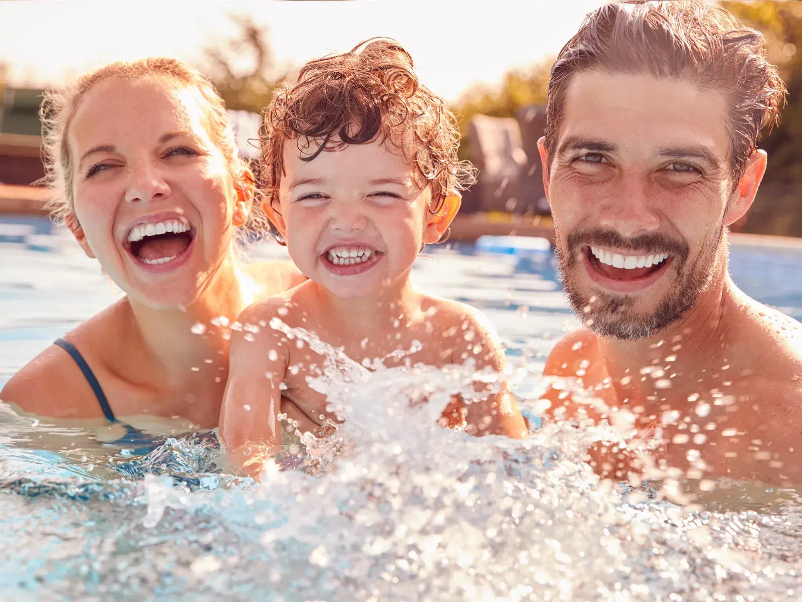 FamilyYoung_SwimInPool_1600x1200