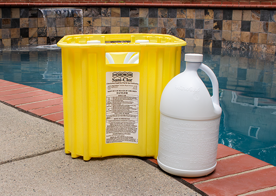 4x1_SaniClor_7x5_Front_Poolside_BottleOut